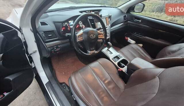 Білий Субару Аутбек, об'ємом двигуна 2.46 л та пробігом 280 тис. км за 11000 $, фото 21 на Automoto.ua