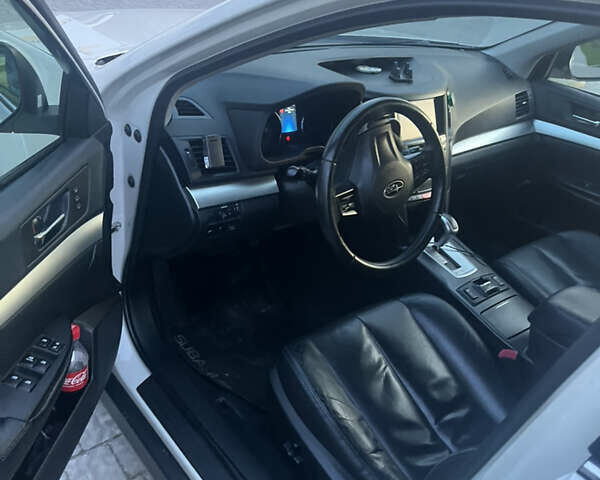 Білий Субару Аутбек, об'ємом двигуна 2.46 л та пробігом 280 тис. км за 11000 $, фото 11 на Automoto.ua