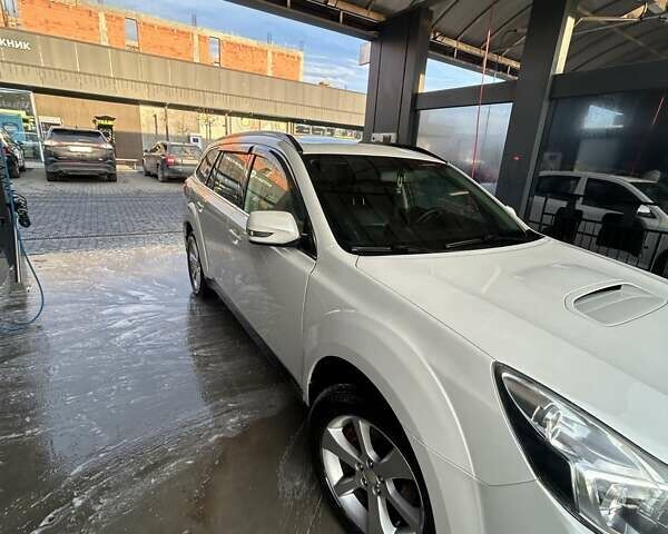 Белый Субару Аутбек, объемом двигателя 2 л и пробегом 255 тыс. км за 9700 $, фото 2 на Automoto.ua