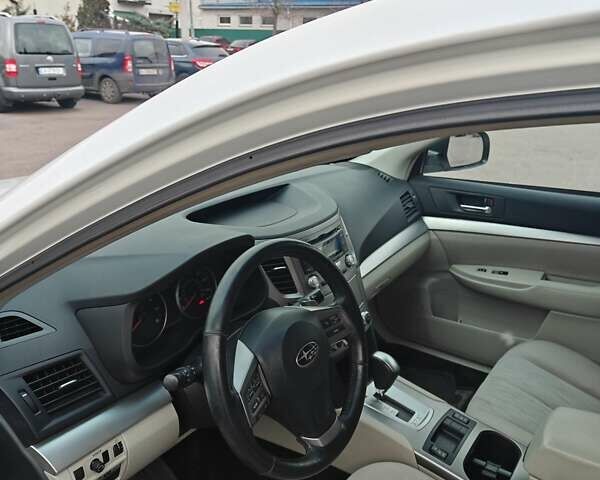 Білий Субару Аутбек, об'ємом двигуна 2.46 л та пробігом 320 тис. км за 7900 $, фото 14 на Automoto.ua