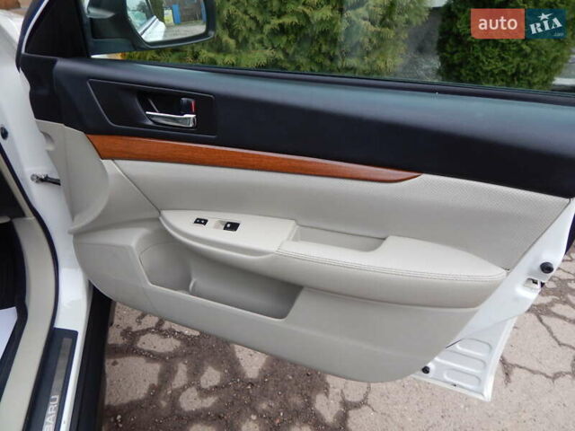 Белый Субару Аутбек, объемом двигателя 2.46 л и пробегом 240 тыс. км за 10890 $, фото 87 на Automoto.ua