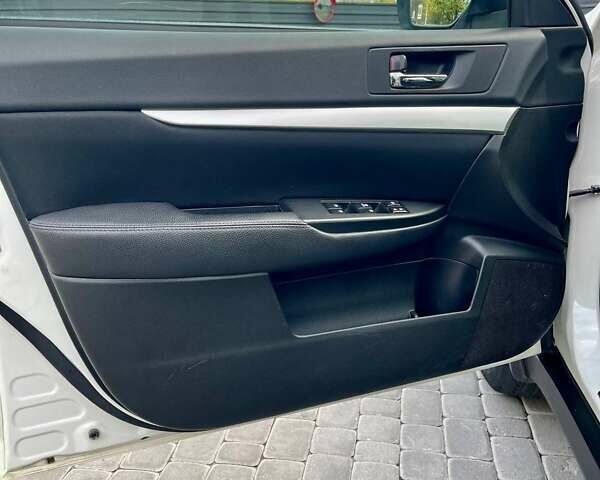 Субару Аутбек 2013 в Днепре (Днепропетровске) на Automoto.ua Белый Субару Аутбек, объемом двигателя 2.46 л и пробегом 179 тыс. км за 10100 $, фото 30 на Automoto.ua