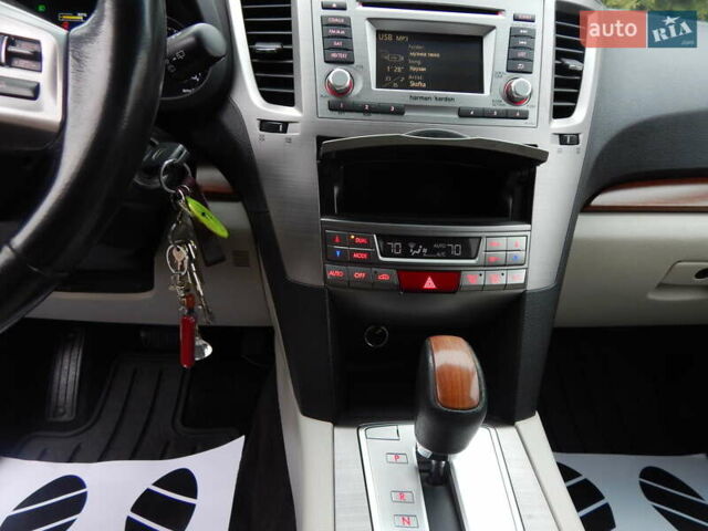 Белый Субару Аутбек, объемом двигателя 2.46 л и пробегом 240 тыс. км за 10890 $, фото 58 на Automoto.ua