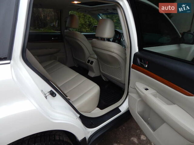 Белый Субару Аутбек, объемом двигателя 2.46 л и пробегом 240 тыс. км за 10890 $, фото 88 на Automoto.ua
