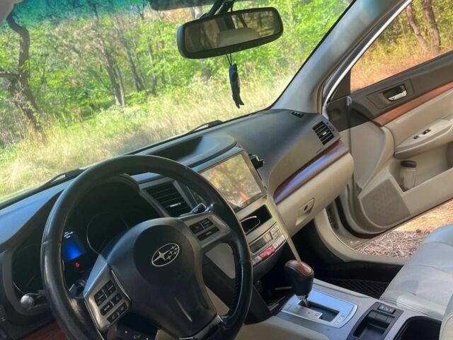 Белый Субару Аутбек, объемом двигателя 2.5 л и пробегом 245 тыс. км за 11300 $, фото 9 на Automoto.ua