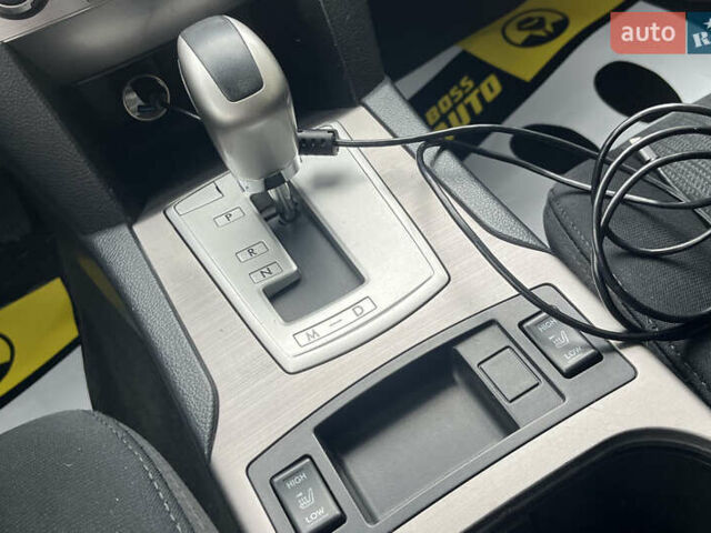 Белый Субару Аутбек, объемом двигателя 2.5 л и пробегом 218 тыс. км за 11000 $, фото 16 на Automoto.ua