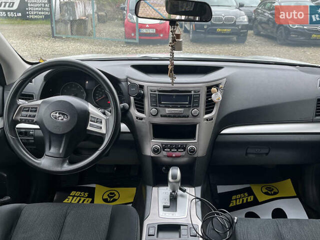 Белый Субару Аутбек, объемом двигателя 2.5 л и пробегом 218 тыс. км за 11000 $, фото 13 на Automoto.ua