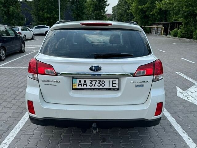 Белый Субару Аутбек, объемом двигателя 2 л и пробегом 150 тыс. км за 7900 $, фото 1 на Automoto.ua