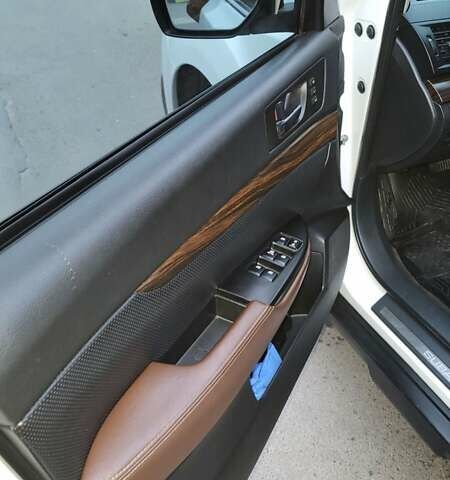 Белый Субару Аутбек, объемом двигателя 2.46 л и пробегом 145 тыс. км за 13500 $, фото 14 на Automoto.ua