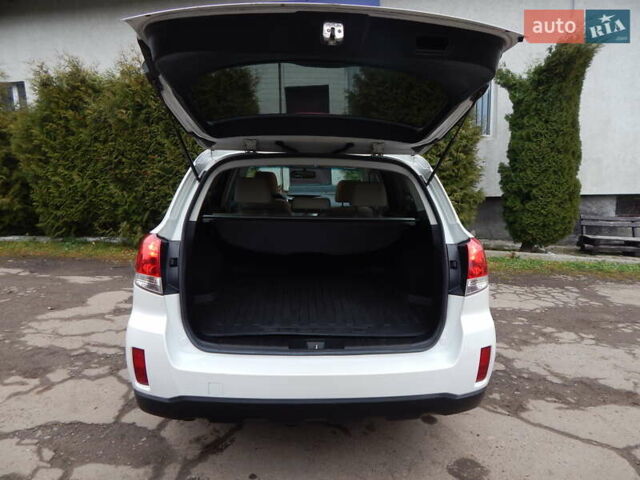 Белый Субару Аутбек, объемом двигателя 2.46 л и пробегом 240 тыс. км за 10890 $, фото 94 на Automoto.ua