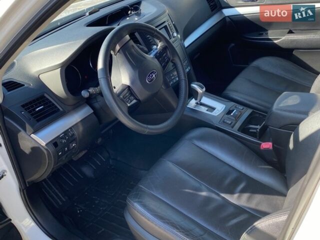 Белый Субару Аутбек, объемом двигателя 2.46 л и пробегом 185 тыс. км за 12400 $, фото 17 на Automoto.ua