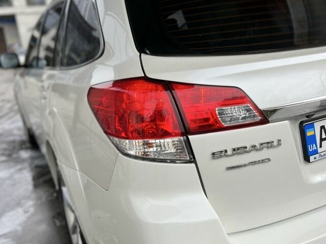 Белый Субару Аутбек, объемом двигателя 2 л и пробегом 220 тыс. км за 11000 $, фото 3 на Automoto.ua