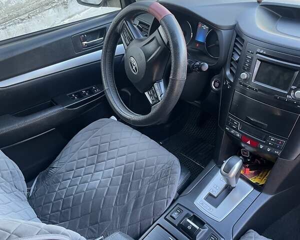 Білий Субару Аутбек, об'ємом двигуна 2 л та пробігом 305 тис. км за 10500 $, фото 9 на Automoto.ua