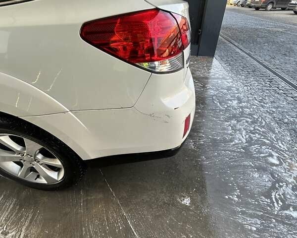 Белый Субару Аутбек, объемом двигателя 2 л и пробегом 255 тыс. км за 9700 $, фото 4 на Automoto.ua