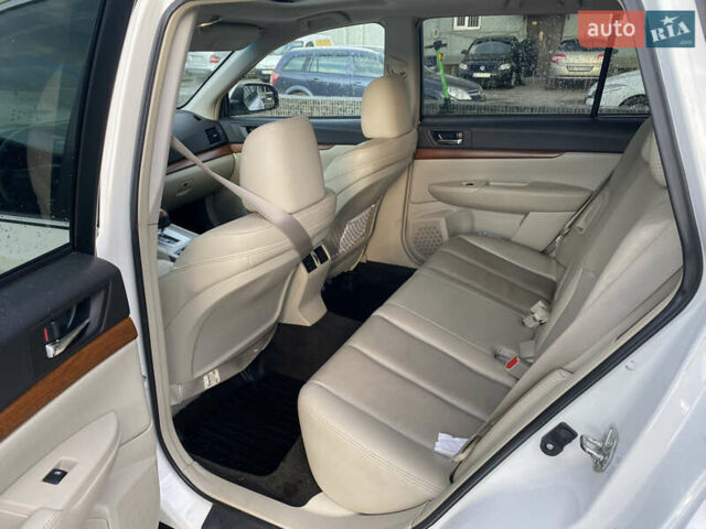 Білий Субару Аутбек, об'ємом двигуна 2.5 л та пробігом 240 тис. км за 8787 $, фото 14 на Automoto.ua