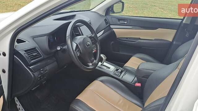 Білий Субару Аутбек, об'ємом двигуна 2 л та пробігом 228 тис. км за 10700 $, фото 9 на Automoto.ua