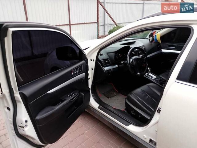 Белый Субару Аутбек, объемом двигателя 2 л и пробегом 243 тыс. км за 10500 $, фото 3 на Automoto.ua