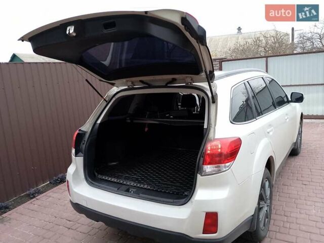 Белый Субару Аутбек, объемом двигателя 2 л и пробегом 243 тыс. км за 10500 $, фото 9 на Automoto.ua