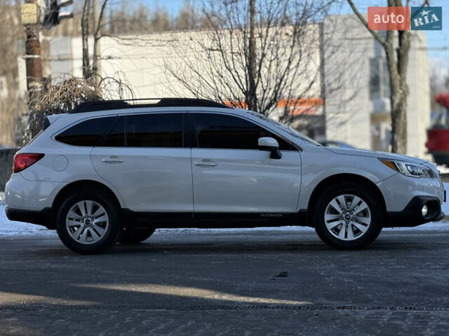 Белый Субару Аутбек, объемом двигателя 2.46 л и пробегом 191 тыс. км за 11499 $, фото 5 на Automoto.ua