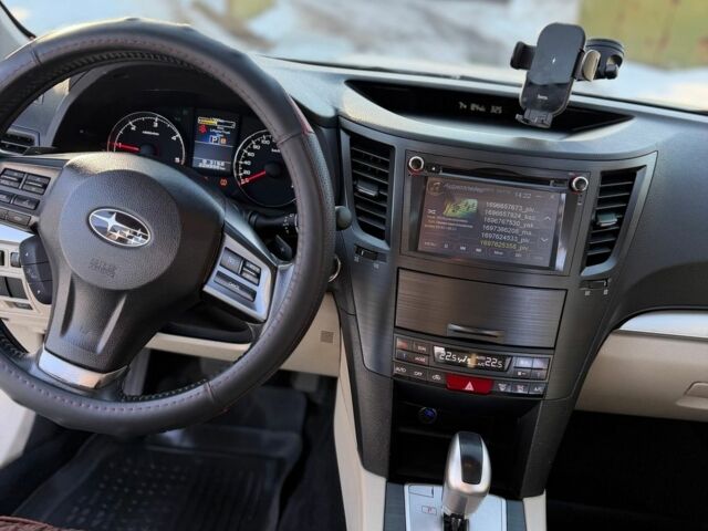 Белый Субару Аутбек, объемом двигателя 2 л и пробегом 230 тыс. км за 12600 $, фото 9 на Automoto.ua