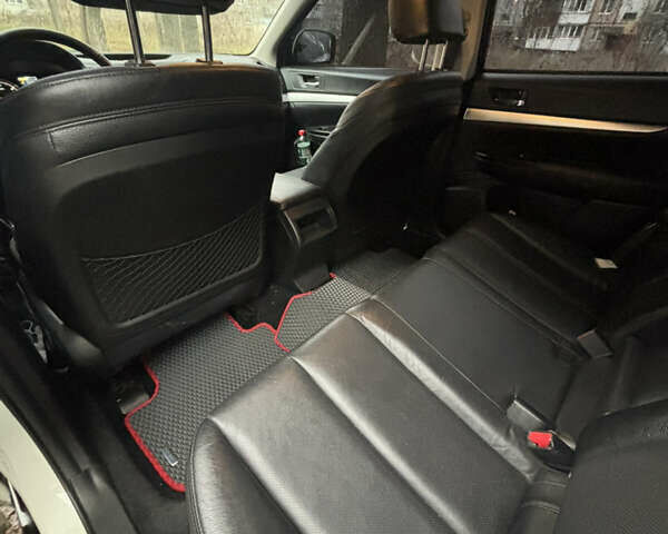 Білий Субару Аутбек, об'ємом двигуна 2 л та пробігом 247 тис. км за 12500 $, фото 16 на Automoto.ua