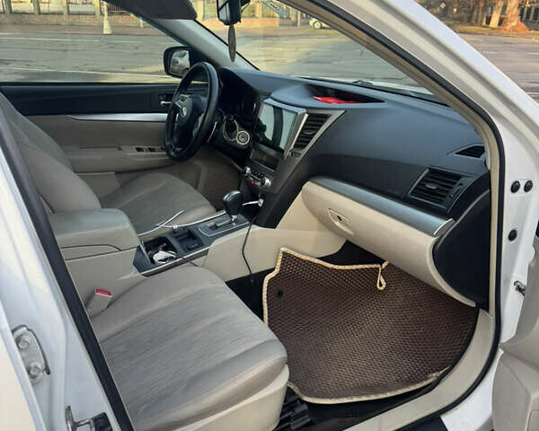 Білий Субару Аутбек, об'ємом двигуна 2.5 л та пробігом 289 тис. км за 11000 $, фото 7 на Automoto.ua