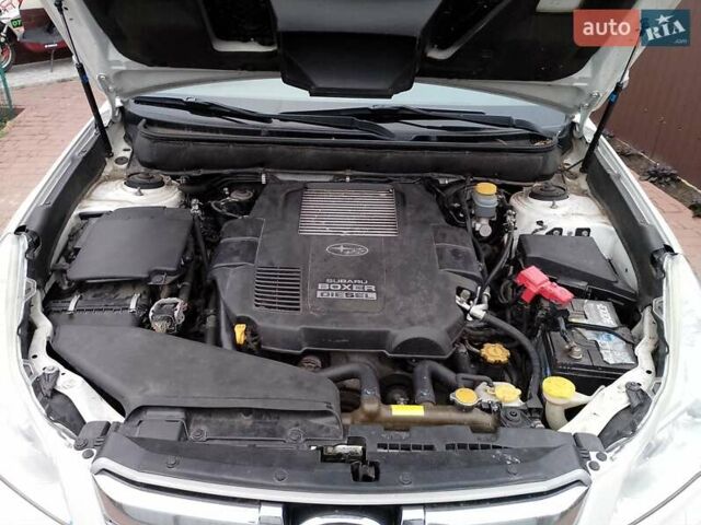 Белый Субару Аутбек, объемом двигателя 2 л и пробегом 243 тыс. км за 10500 $, фото 26 на Automoto.ua