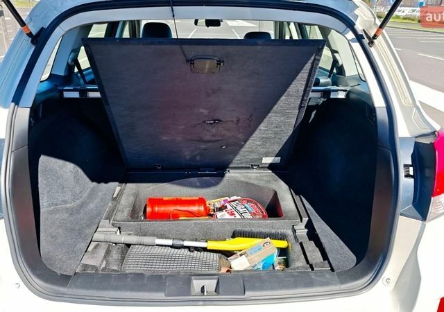 Білий Субару Аутбек, об'ємом двигуна 2 л та пробігом 147 тис. км за 13000 $, фото 26 на Automoto.ua