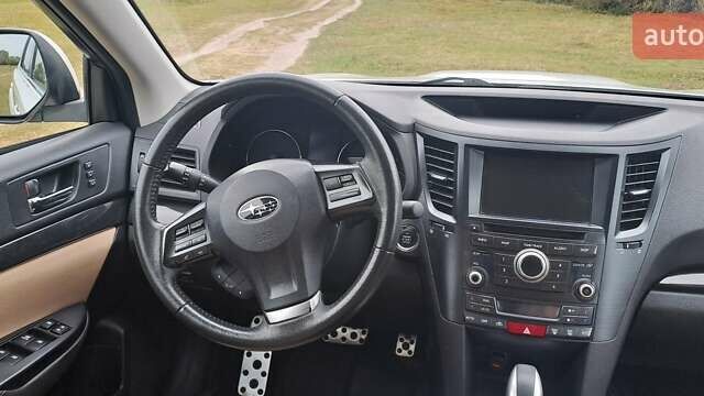 Білий Субару Аутбек, об'ємом двигуна 2 л та пробігом 228 тис. км за 10700 $, фото 15 на Automoto.ua