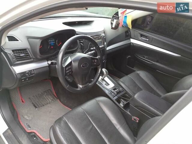 Белый Субару Аутбек, объемом двигателя 2 л и пробегом 243 тыс. км за 10500 $, фото 12 на Automoto.ua