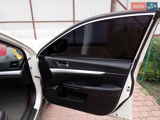 Белый Субару Аутбек, объемом двигателя 2 л и пробегом 243 тыс. км за 9999 $, фото 18 на Automoto.ua