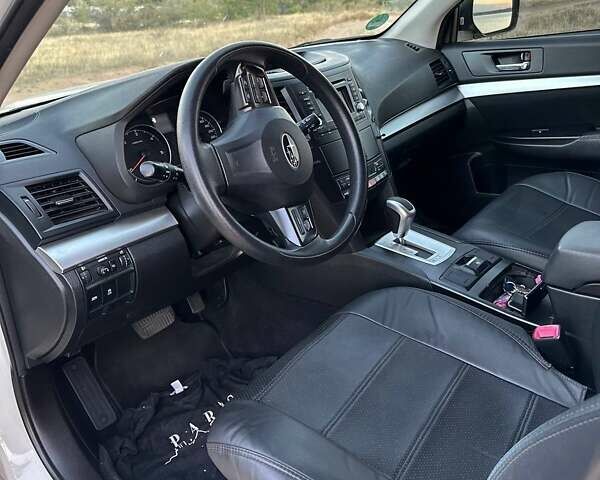 Белый Субару Аутбек, объемом двигателя 2 л и пробегом 182 тыс. км за 14500 $, фото 2 на Automoto.ua