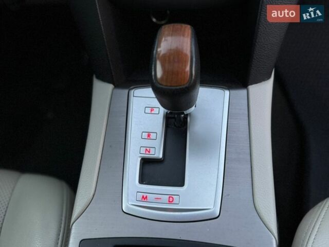 Білий Субару Аутбек, об'ємом двигуна 2.46 л та пробігом 257 тис. км за 9500 $, фото 18 на Automoto.ua