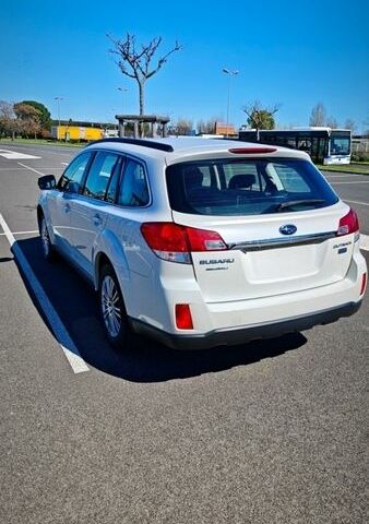Белый Субару Аутбек, объемом двигателя 2 л и пробегом 147 тыс. км за 13000 $, фото 1 на Automoto.ua