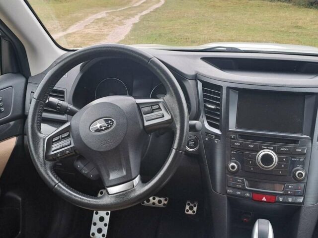 Білий Субару Аутбек, об'ємом двигуна 2 л та пробігом 234 тис. км за 10400 $, фото 15 на Automoto.ua