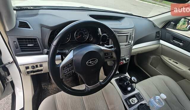 Субару Аутбек 2014 в Харькове на Automoto.ua Белый Субару Аутбек, объемом двигателя 2.46 л и пробегом 212 тыс. км за 11300 $, фото 13 на Automoto.ua