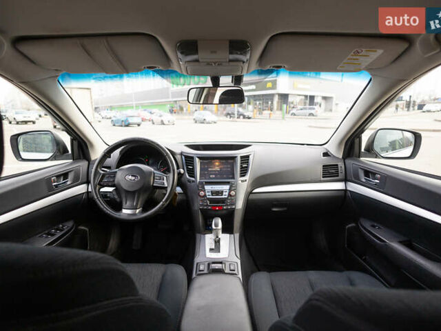 Белый Субару Аутбек, объемом двигателя 2.46 л и пробегом 211 тыс. км за 9970 $, фото 6 на Automoto.ua