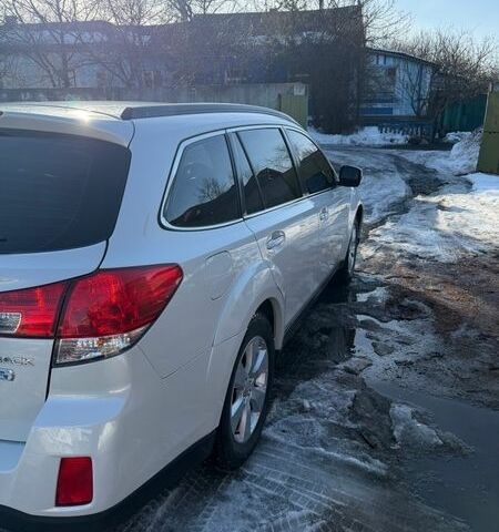 Белый Субару Аутбек, объемом двигателя 2 л и пробегом 230 тыс. км за 12800 $, фото 1 на Automoto.ua