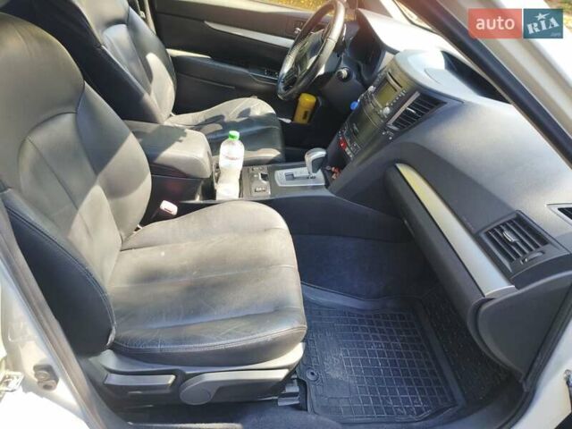 Білий Субару Аутбек, об'ємом двигуна 2.5 л та пробігом 155 тис. км за 8999 $, фото 7 на Automoto.ua