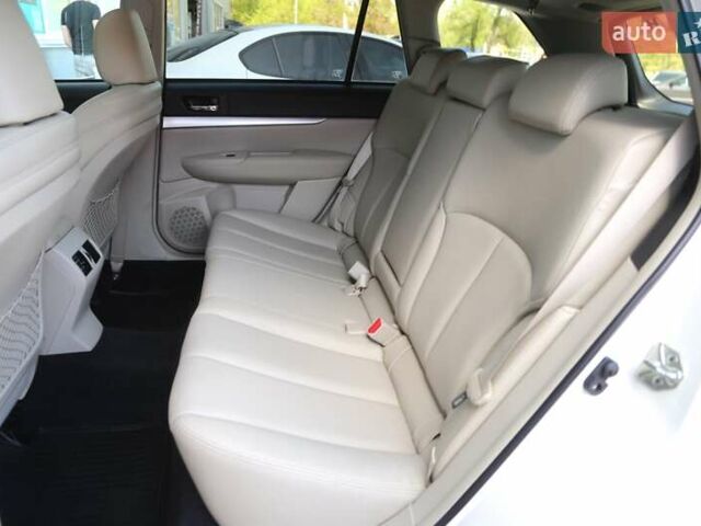 Белый Субару Аутбек, объемом двигателя 2.46 л и пробегом 57 тыс. км за 16000 $, фото 7 на Automoto.ua