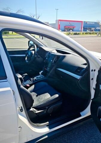 Білий Субару Аутбек, об'ємом двигуна 2 л та пробігом 147 тис. км за 13000 $, фото 12 на Automoto.ua