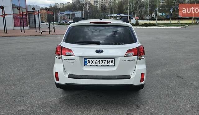 Субару Аутбек 2014 в Харькове на Automoto.ua Белый Субару Аутбек, объемом двигателя 2.46 л и пробегом 212 тыс. км за 11300 $, фото 5 на Automoto.ua