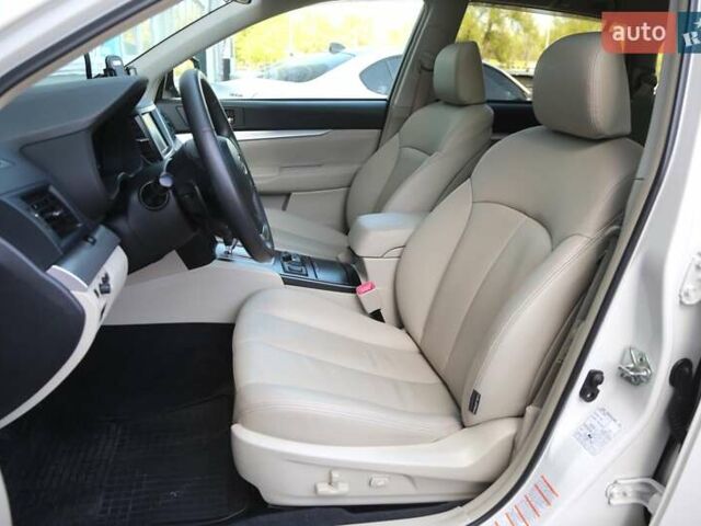 Белый Субару Аутбек, объемом двигателя 2.46 л и пробегом 57 тыс. км за 16000 $, фото 6 на Automoto.ua