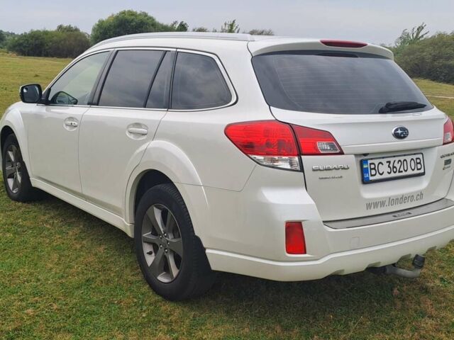 Білий Субару Аутбек, об'ємом двигуна 2 л та пробігом 234 тис. км за 10400 $, фото 2 на Automoto.ua