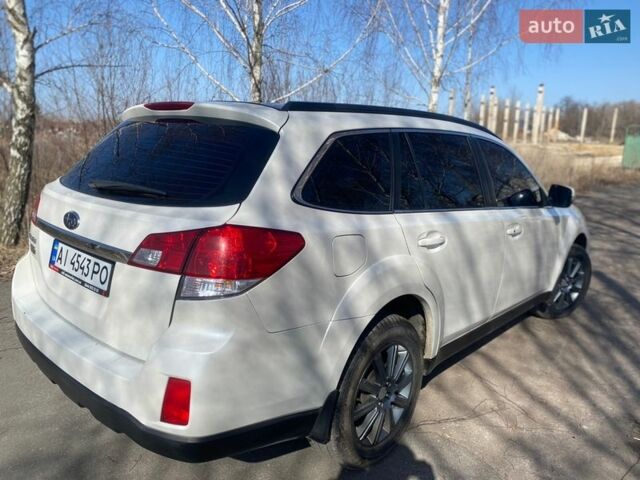 Белый Субару Аутбек, объемом двигателя 2 л и пробегом 250 тыс. км за 12500 $, фото 6 на Automoto.ua