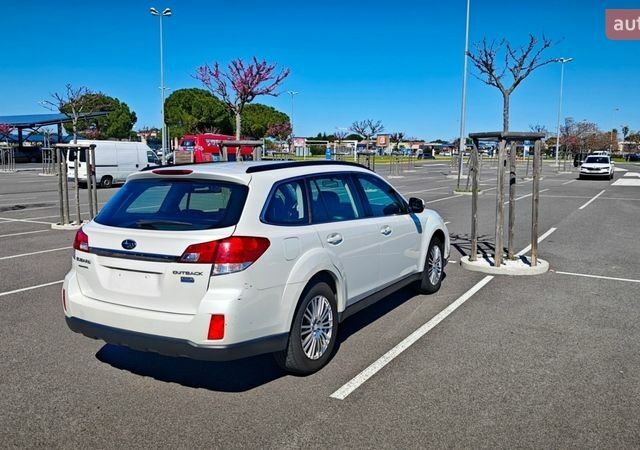 Белый Субару Аутбек, объемом двигателя 2 л и пробегом 147 тыс. км за 13000 $, фото 4 на Automoto.ua