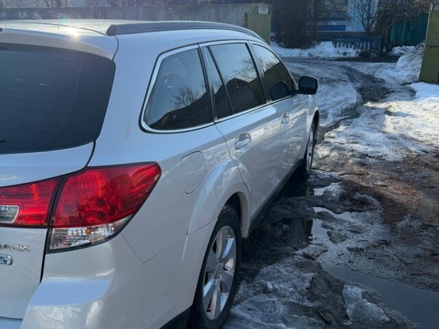 Белый Субару Аутбек, объемом двигателя 2 л и пробегом 230 тыс. км за 12600 $, фото 1 на Automoto.ua