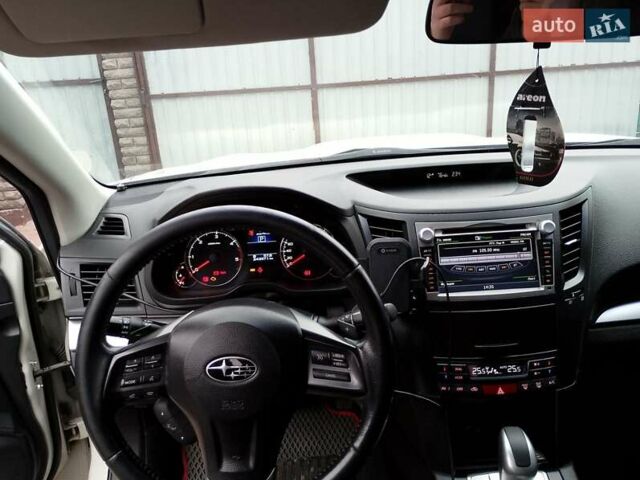 Белый Субару Аутбек, объемом двигателя 2 л и пробегом 243 тыс. км за 10500 $, фото 18 на Automoto.ua