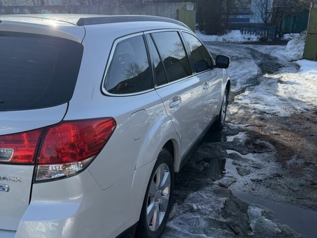 Білий Субару Аутбек, об'ємом двигуна 2 л та пробігом 230 тис. км за 12600 $, фото 3 на Automoto.ua