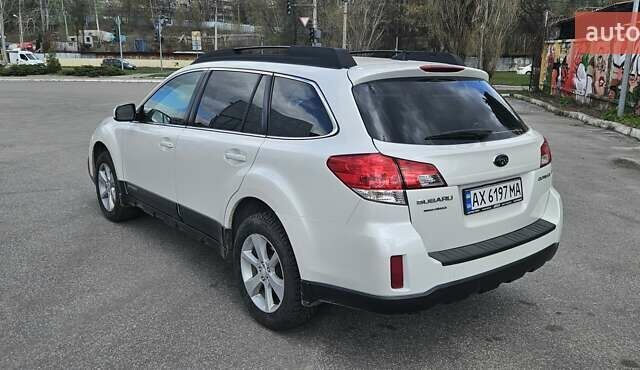 Субару Аутбек 2014 в Харькове на Automoto.ua Белый Субару Аутбек, объемом двигателя 2.46 л и пробегом 212 тыс. км за 11300 $, фото 6 на Automoto.ua